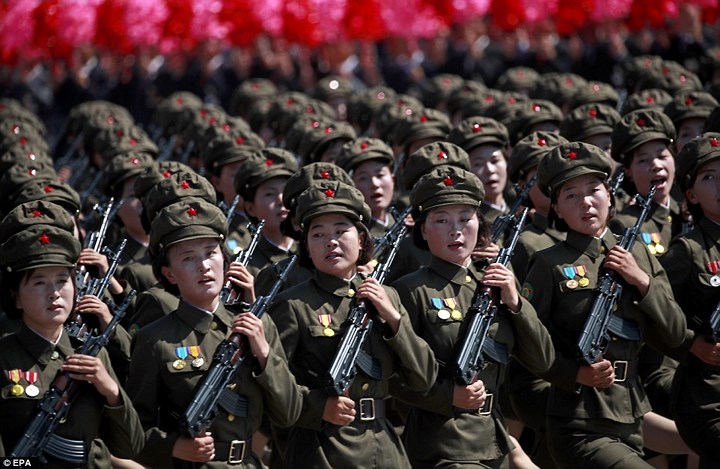 Các nữ quân nhân Triều Tiên rất ấn tượng trong bộ quân phục chỉnh tề. Ảnh: EPA.
