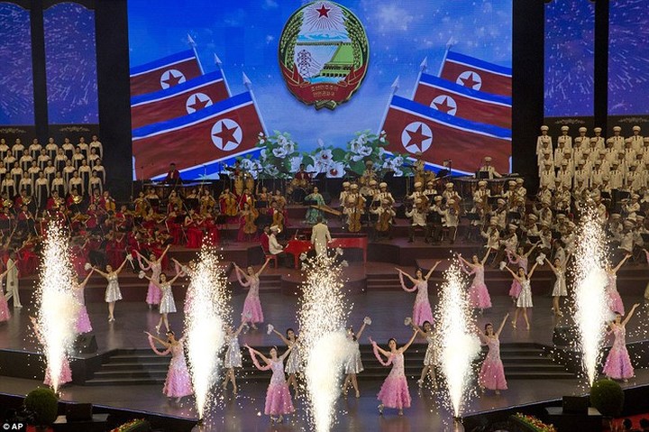 Trước đó hôm 8/8, Triều Tiên kỷ niệm Ngày Quốc khánh bằng một buổi hòa nhạc hoành tráng. Ảnh: AP.