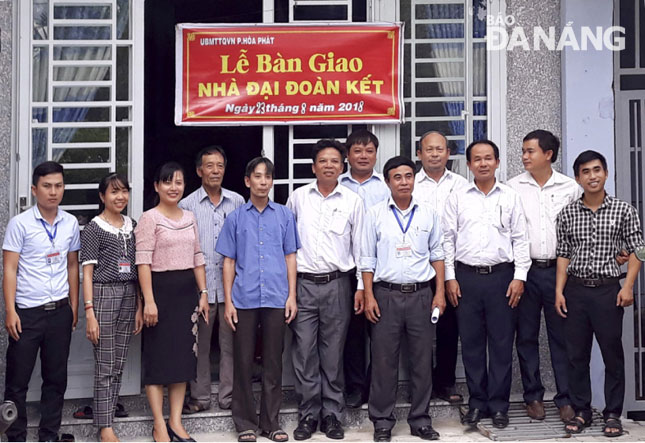 Đại diện Mặt trận quận Cẩm Lệ và chính quyền địa phương bàn giao nhà đại đoàn kết cho gia đình anh Bùi Ngọc Sơn.