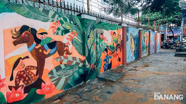 Within 12 days, 7 painters, along with students from the city’s University of Architecture, and members from the Hoa Cuong Nam Ward Youth Union organisation, turned the moss-covered walls of houses on Ho Nguyen Trung Street into 30 colourful murals. Each mural is in 2,5m length and 2.2m width.