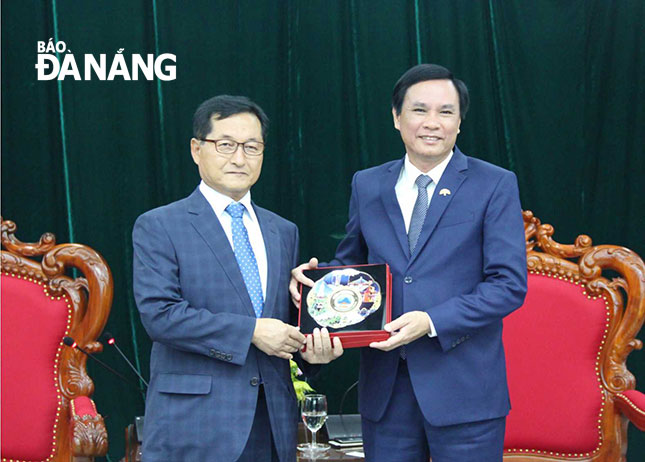 Phó Chủ tịch UBND thành phố Trần Văn Miên (bên phải) tiếp ông Chi Seong-Gun, Phó Thị trưởng thành phố Namyangju, tỉnh Gyeonggi (Hàn Quốc). Ảnh: Q.KHẢI