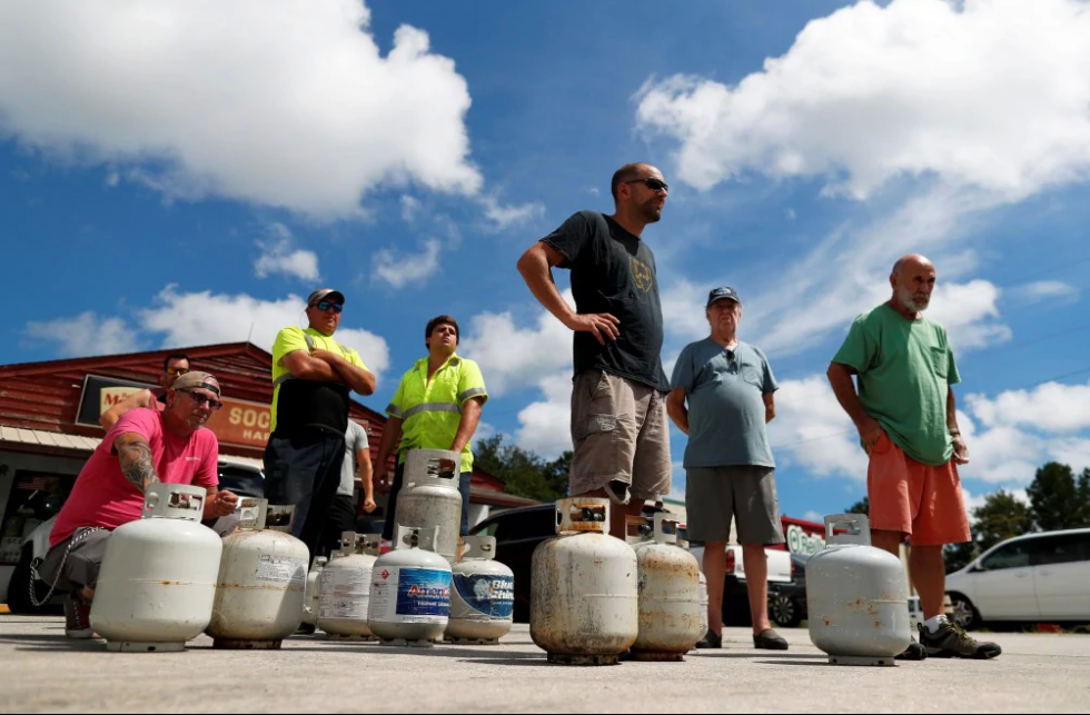 Xếp hàng chờ mua xăng tích trữ ở Myrtle Beach, South Carolina. Ảnh: Reuters