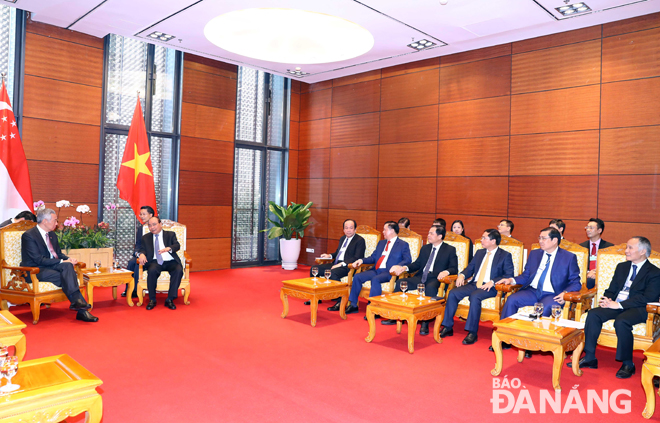 Chủ tịch UBND thành phố Huỳnh Đức Thơ (hàng trước, thứ hai, từ phải) dự buổi tiếp Thủ tướng Lý Hiển Long của Thủ tướng Chính phủ Nguyễn Xuân Phúc trong chuỗi hoạt động tại WEF ASEAN 2018.  				                    Ảnh: P.V