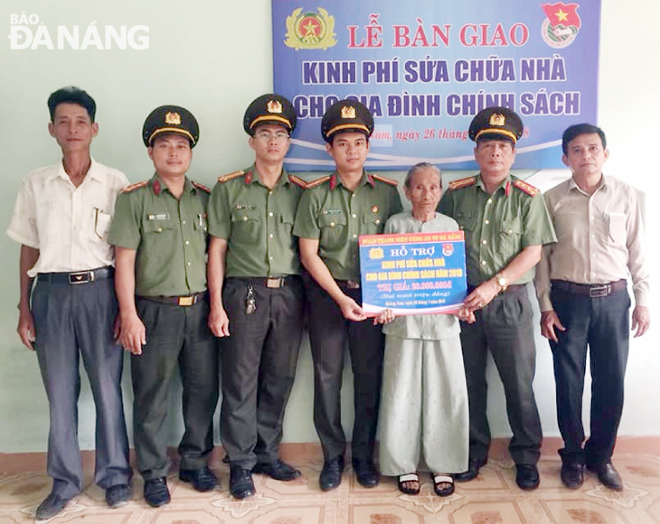 Đại úy Hồ Đình Trí (thứ hai từ trái sang) góp phần không nhỏ thắp lửa nhiệt huyết phong trào thanh niên tình nguyện trong tuổi trẻ Công an thành phố Đà Nẵng.