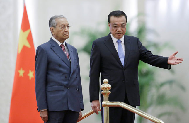 Thủ tướng Trung Quốc Lý Khắc Cường (phải) chào đón Thủ tướng Malaysia Mahathir Mohamad đến Bắc Kinh tháng 8-2018. 								              Ảnh: Chinadaily