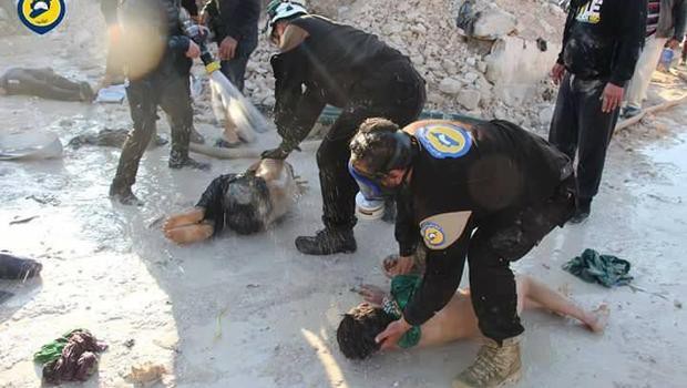 Hình ảnh do thành viên của Mũ Bảo hiểm Trắng công bố cho thấy các nhân viên y tế cấp cứu cho các trẻ em bị cho là nạn nhân của một vụ tấn công hóa học ở Idlib vào tháng 4/2017 (Ảnh: CBS)