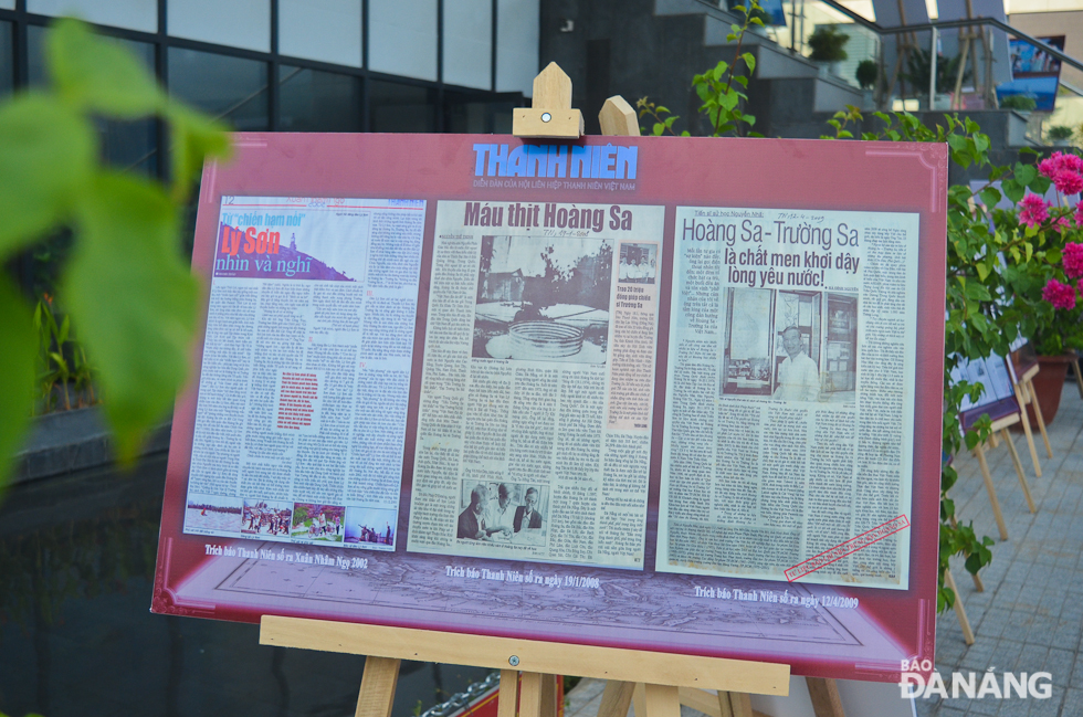 The displayed articles show the protest against China’s illegal placement of the oil rig, as well as highlight the process of establishing and exercising Viet Nam’s sovereignty over the 2 archipelagos