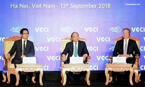 Thủ tướng Nguyễn Xuân Phúc và Chủ tịch Diễn đàn Kinh tế Thế giới Borger Brende đối thoại với các nhà đầu tư