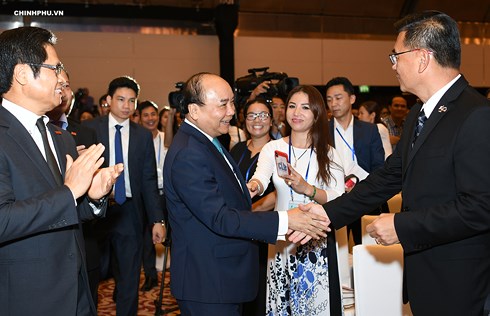 Thủ tướng Nguyễn Xuân Phúc trò chuyện với các đại biểu dự hội nghị