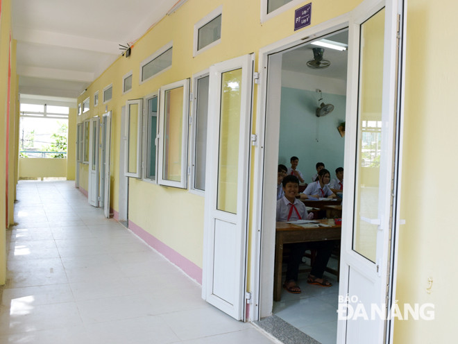 Phụ huynh, học sinh và giáo viên Trường THCS Phan Bội Châu phấn khởi vì được thay mới toàn bộ gạch lát nền và cửa lớp học.