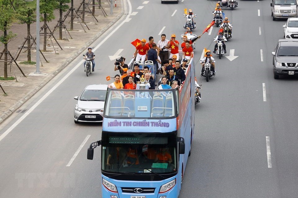 Từ sân bay Nội Bài, chiếc cúp Ngoại hạng Anh và cúp Liên đoàn Anh được diễu hành qua nhiều địa danh ở Hà Nội. (Nguồn: TTXVN)