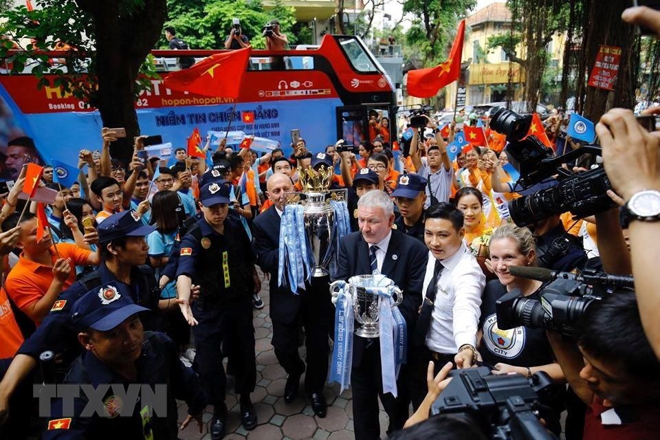 Rất đông cổ động viên đón chào hai chiếc cúp của câu lạc bộ Man City có mặt tại Hà Nội. (Nguồn: TTXVN)