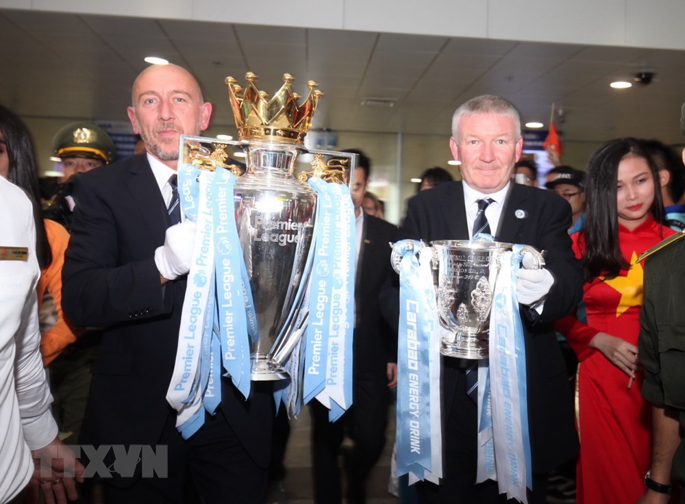 Hai chiếc cúp danh giá của bóng đá Anh được ban lãnh đạo Câu lạc bộ Manchester City hộ tống có mặt tại sân bay Nội Bài. (Nguồn: TTXVN)