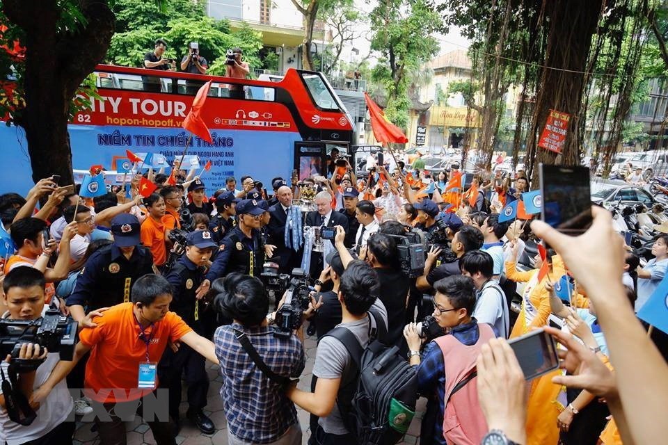 Rất đông cổ động viên đón chào hai chiếc cúp của câu lạc bộ Man City có mặt tại Hà Nội. (Nguồn: TTXVN)