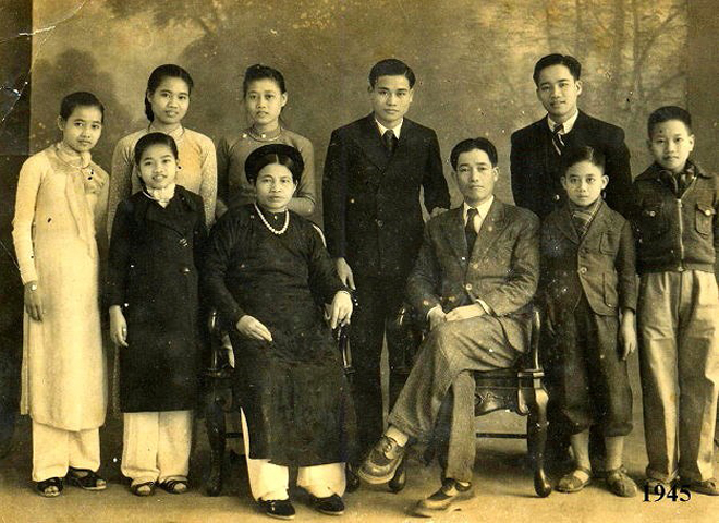 Gia đình giáo sư Dương Quảng Hàm (năm 1945). Ảnh: Báo Hưng Yên