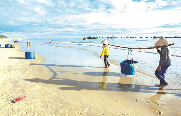 Small traders carrying newly-caught seafood 