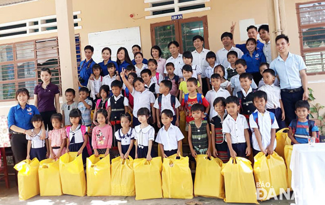 Đoàn Thanh niên Trung tâm Khai thác bay Sân bay quốc tế Đà Nẵng tặng quà cho học sinh dân tộc thiểu số xã Hòa Bắc.