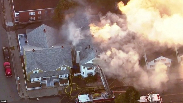 Lực lượng cứu hỏa nỗ lực dập tắt một đám cháy tại khu vực ngoại ô Boston.