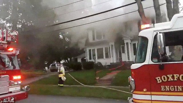 Theo Reuters, các vụ cháy nổ kéo dài trong vài giờ liền, khiến các ngôi nhà bị cháy hoặc đổ sập.