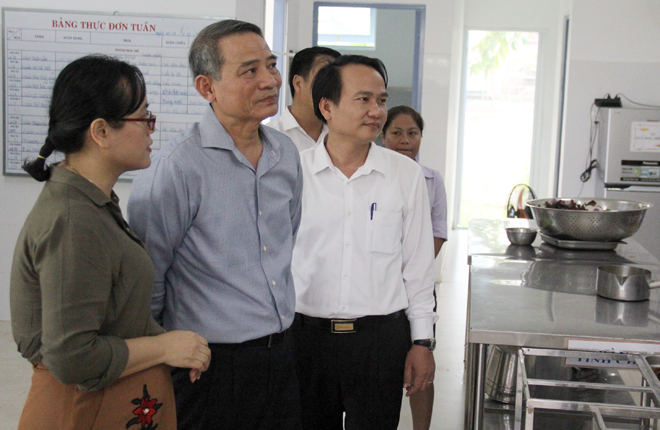Bí thư Thành ủy Trương Quang Nghĩa (thứ hai, trái sang) kiểm tra khu bếp ăn của Trung tâm Chăm sóc và giáo dục trẻ mầm non OneSky