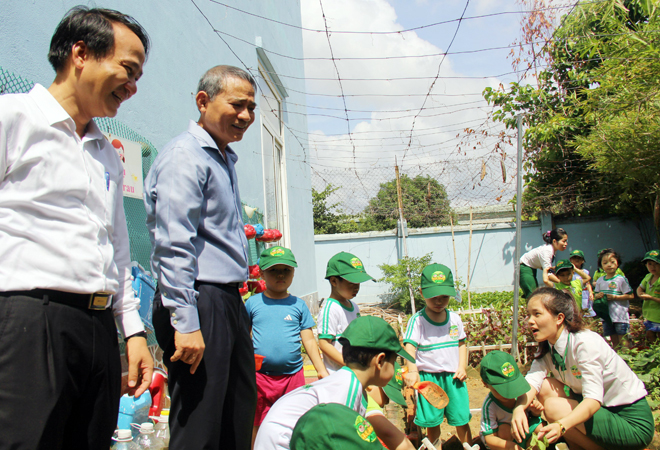 Bí thư Thành ủy Trương Quang Nghĩa (thứ hai, từ trái sang) đến thăm khu vườn của các trẻ Trường Mầm non Nốt Nhạc Xanh