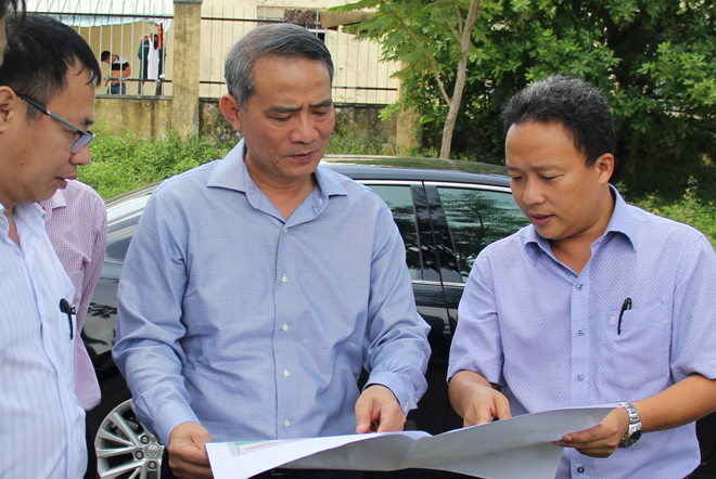 Bí thư Thành uỷ Trương Quang Nghĩa (giữa) kiểm tra tình hình triển khai dự án nhà ở công nhân KCN Hoà Cầm (phường Hoà Thọ Tây, quận Cẩm Lệ)