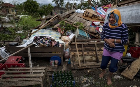 Vào sáng nay 16/9, bão Mangkhut với sức gió 145km/giờ đã bắt đầu rời khỏi Philippines và tiến về phía Hong Kong, Trung Quốc. Hàng trăm chuyến bay đã bị hủy bỏ ở Hong Kong và Trung tâm Khí tượng Trung ương Trung Quốc đã phát cảnh báo đỏ, mức cảnh báo cao nhất, cho cơn bão này. (Nguồn: EPA)