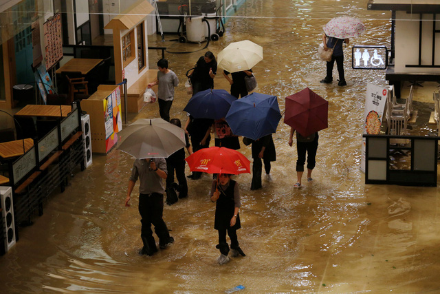 Cơ quan khí tượng Hong Kong đã đưa ra cảnh báo cấp 10, cấp độ cao nhất trên thang đo bão, khi siêu bão Mangkhut càn quét đặc khu hành chính này vào 9 giờ sáng nay.
