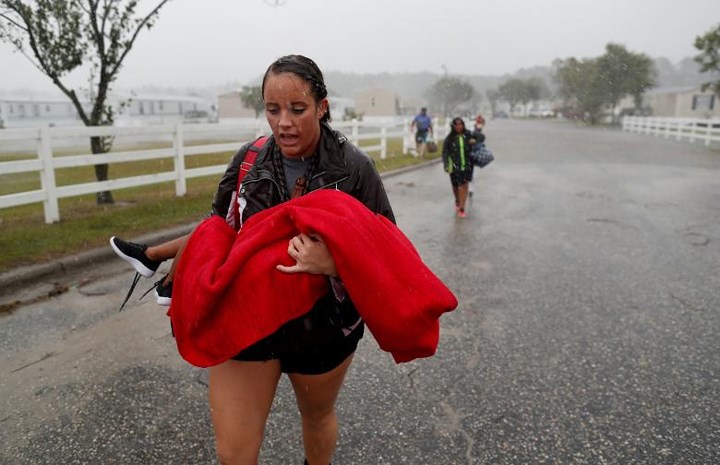 Các cư dân ở Lumberton, North Carolina sơ tán đến nơi an toàn hôm 15/9 trong bối cảnh nơi ở của họ bị ngập nước.