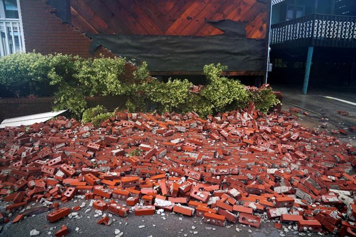 Bức tường biến thành đống gạch vụn sau bão ở Carolina Beach, North Carolina.