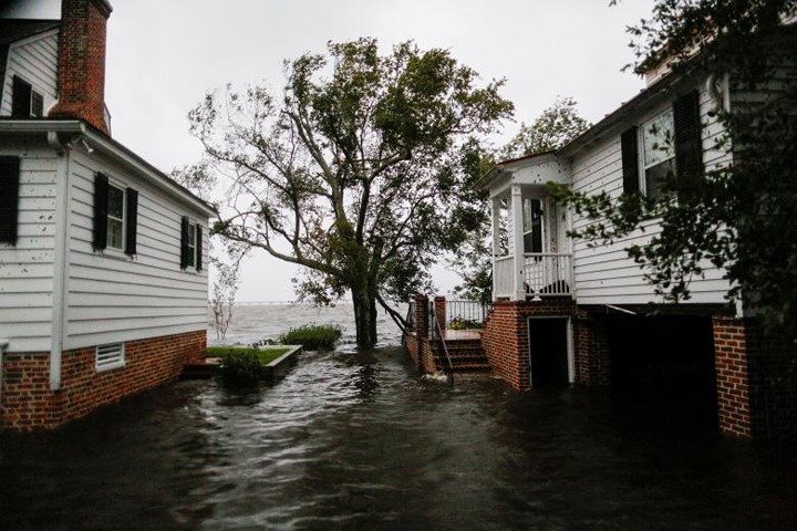 Thị trấn New Bern nằm ở nơi hợp lưu của sông Trent và Neuse. Trận bão khiến nước sông tràn bờ, gây ngập lụt nghiêm trọng và khiến hàng trăm người mắc kẹt.