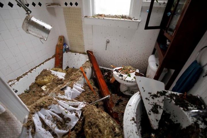 Phòng tắm trong một căn nhà ở thành phố Wilmington bị bão Florence phá hủy hoàn toàn.