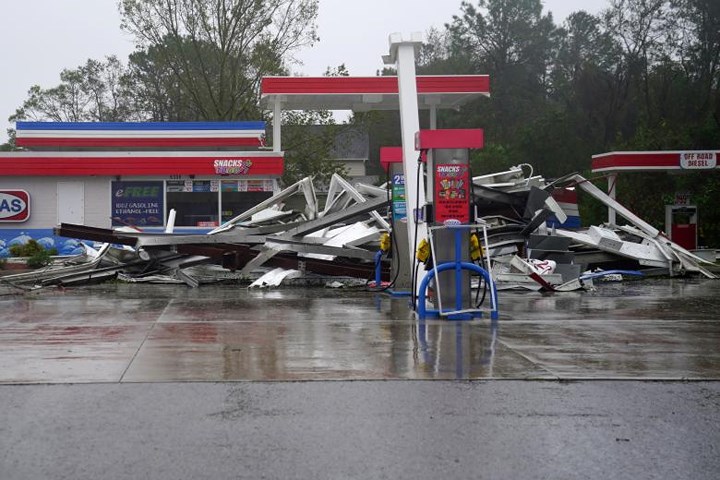 Một trạm xăng tại Wilmington bị cơn bão phá nát.