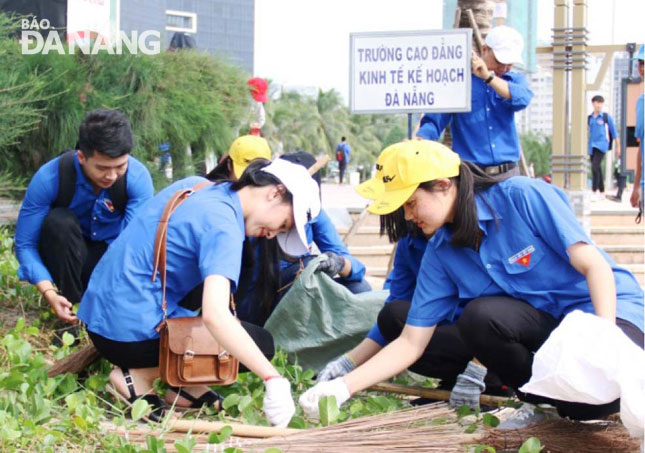 Đoàn viên, thanh niên tham gia nhặt rác tại Công viên Biển Đông. 