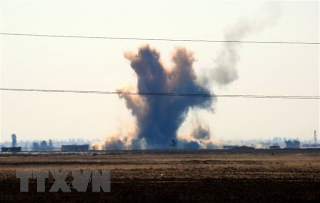 Khói bốc lên sau một cuộc pháo kích ở Deir Ezzor. (Nguồn: AFP/TTXVN)