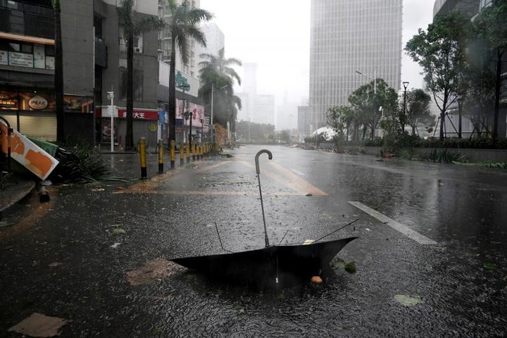 CCTV đưa tin, bão Mangkhut sau khi đổ bộ vào tỉnh Quảng Đông, Trung Quốc chiều 16/9 với sức gió 160km/h mang theo mưa lớn và gió giật mạnh đã cướp đi sinh mạng của ít nhất 2 người. Ảnh: Reuters.