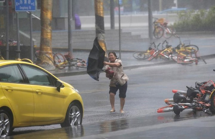Cơn bão cũng đã khiến 100.000 người phải di tản để đảm bảo an toàn. Ảnh: Reuters.