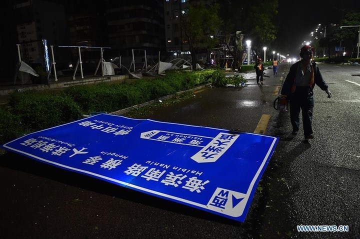 Tấm biển báo giao thông bị siêu bão Mangkhut quật đổ nằm chỏng chơ trên đường ở Chu Hải, tỉnh Quảng Đông, Trung Quốc. Ảnh: Tân Hoa xã.