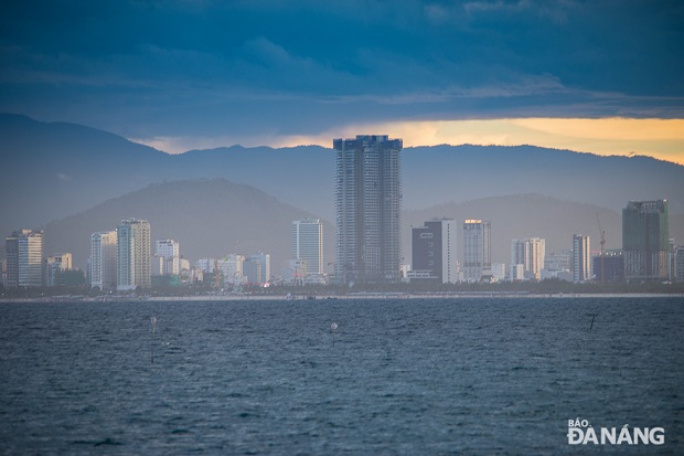 An amazing panorama of the city with lots of high-rise buildings and construction sites