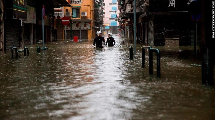Lực lượng cứu hộ lội trên con đường nước ngập đến thắt lưng ở Macau, Trung Quốc. Ảnh: Getty.