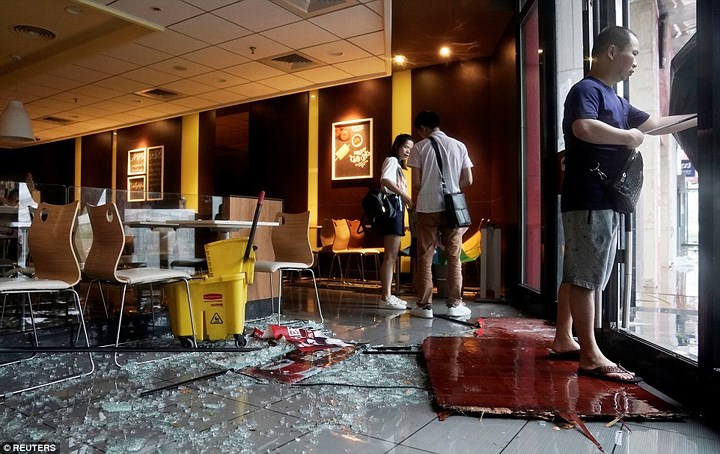 Cửa kính của một nhà hàng ở Quảng Đông, Trung Quốc vỡ vụn vì sức mạnh của siêu bão Mangkhut. Ảnh: Reuters.