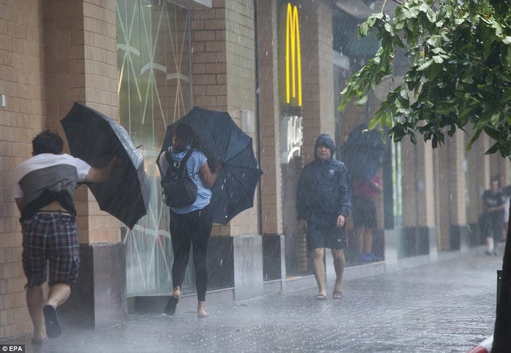 Đài Khí tượng Hong Kong đã đưa ra cảnh báo sạt lở và yêu cầu người dân tránh xa khu vực đồi núi, đồng thời khẩn cấp di tản dân cư sống ở những khu vực có nguy cơ sạt lở. Ảnh: EPA.