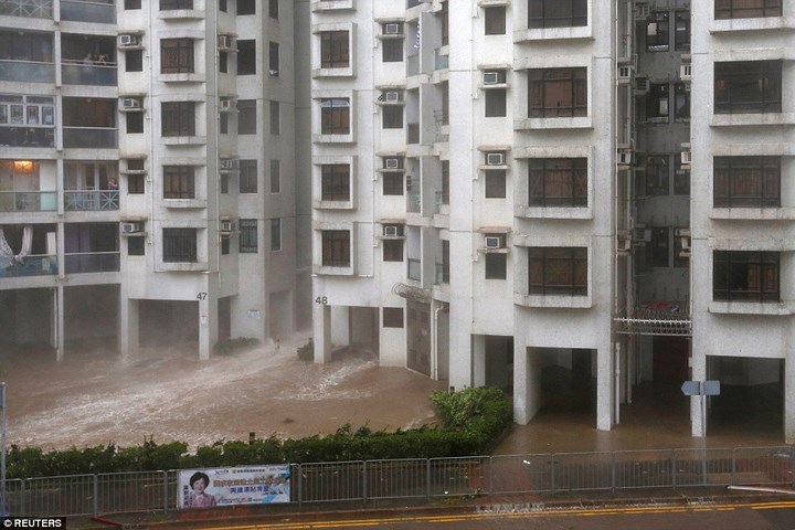 Nước lụt bủa vây khu dân cư Heng Fa Chuen, Hong Kong. Ảnh: Reuters.
