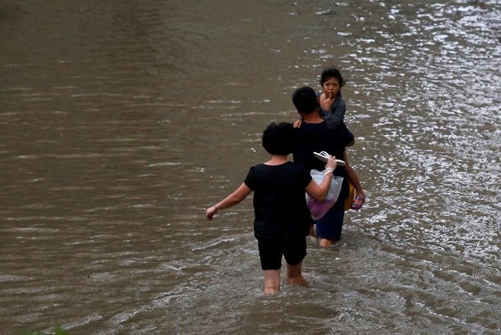 Người dân ở khu dân cư Heng Fa Chuen, Hong Kong lội nước di chuyển tới nơi an toàn hơn. Ảnh: Reuters.