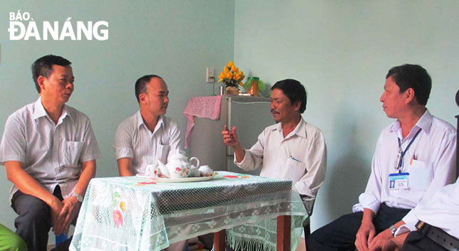 Cán bộ phường Hòa An thường xuyên gặp gỡ, thăm hỏi gia đình có con em cai nghiện tại cộng đồng.