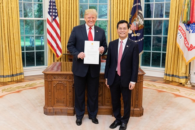 Đại sứ Hà Kim Ngọc trình Quốc thư lên Tổng thống Donald Trump. (Ảnh: TTXVN phát)