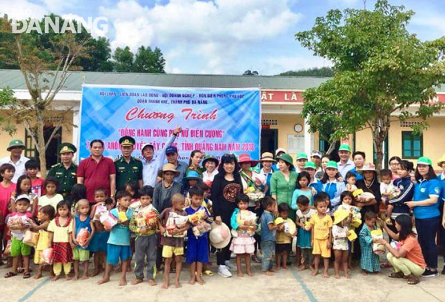 Hội Liên hiệp Phụ nữ quận Thanh Khê và các đơn vị trao quà cho phụ nữ và trẻ em nghèo tại xã Bhalê, huyện Tây Giang, Quảng Nam.
