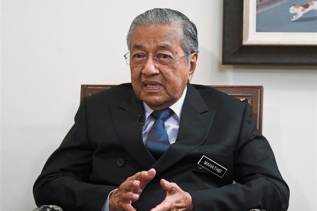 Malaysian Prime Minister Mahathir Mohamad has reiterated that the country cannot afford some of the Chinese-backed projects. (Source: Bernama)