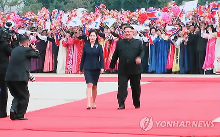 Nhà lãnh đạo Triều Tiên Kim Jong-un (phải) và phu nhân Ri Sol-ju ra tận sân bay đón Tổng thống Hàn Quốc Moon Jae-in.