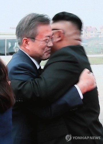 Ông Moon Jae-in (trái) dành cái ôm nồng ấm cho nhà lãnh đạo Kim Jong-un tại sân bay.